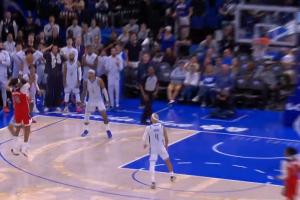 一个人超神！库利巴利打板三分绝平 最后2分钟一个人独得13分！ 配图