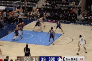 这球卡位卡得好！泰森突破抛投不中 杨瀚森奋力补篮单臂捅进！ 配图