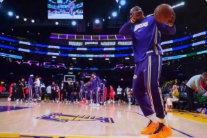 老头儿乐！詹姆斯赛前魔性跳舞热身 之后超远勾手三不沾 配图