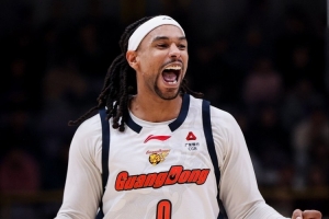 面对旧主战意十足!萨林杰打满首节 7投4中砍下12分2前场篮板 配图