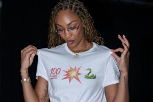 阿贾上身T恤支持阿德巴约砍83分 衣服上印有图案： 配图