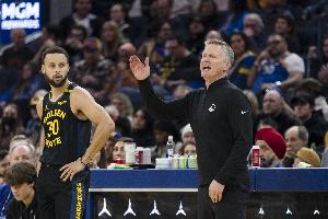 科尔:库里恢复势头朝着正确方向发展 他目前在做个人训练&未合练 配图