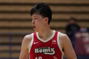 全是拼出来的机会~杨瀚森全场被严防 得到16分13板&7前板2助1帽 配图