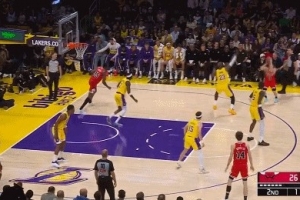 自信出手！河村勇辉接球迎着詹姆斯直接命中三分球 配图