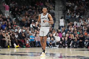 真尽力了!福克斯19中10得27分3板9助2断 三分10中4 配图