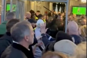 太阳报:维拉球迷与法国警察冲突,疑似遭到殴打甚至电击 配图