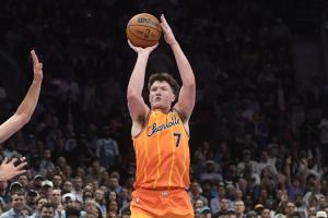 克尼佩尔轰233记三分领先次席31记 要成首位夺联盟三分王的新秀？ 配图