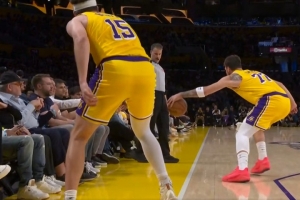 火眼金睛！东契奇抢球出界给公牛球 雷迪克挑战成功拿回球权 配图