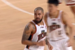 一己之力！摩尔36分钟25中14砍下34分5板3助1断 前三节几乎不休 配图