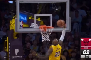 100分连线！东契奇找到詹姆斯 老汉地板油驶入禁区昊天锤抡扣砸进 配图