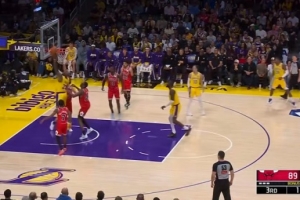 活力十足！詹姆斯篮下1抢3拼到前场篮板 随即补篮得手 配图