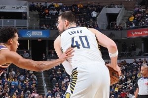 兢兢业业！祖巴茨迎首秀 半场16分钟6中4拿到8分6板 配图