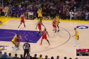 什么时候轮到我们？八村塁背打河村永辉 上演日本德比 配图