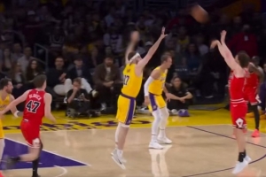 外线开炮！吉迪侧翼三分再中 率队迫近比分打停湖人 配图