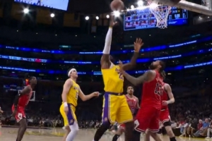 这老头！詹姆斯顺下接球起飞暴扣 随后又来进攻板衔接的2+1 配图