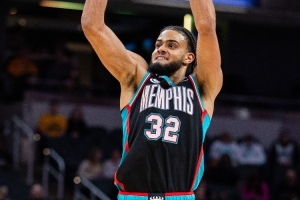 奈何能力有限!吕佩尔出场全队时间最多38分钟 拿到13分7板2助 配图