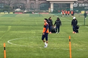 记者：高准翼参加泰山赛前训练，没有佩戴护具 配图