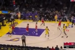 持续发力！詹姆斯飞身抢断 东契奇追击三分正中靶心 配图