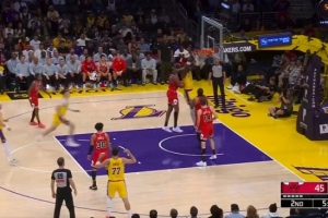 硬气一把！里夫斯找节奏传篮下 艾顿接球顶着两人暴起锤扣！ 配图