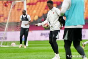 奋进·2026｜辽宁铁人楠波湾队赛前热身图片！ 配图