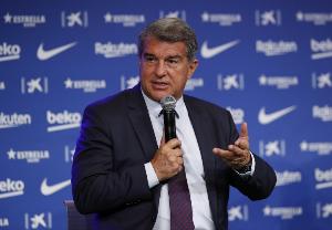 拉波尔塔:梅西应有一座雕像,但现在无论是谁都不该利用他 配图