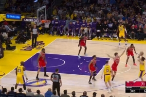 雨一直下！东契奇外线再轰 射落个人本场第7记三分 配图