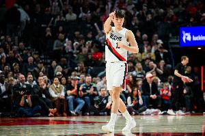 努力追赶！杨瀚森连续补篮得手 帮助球队迫近比分 配图