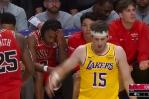 谁也不让谁！杰伦·史密斯抢篮板和里夫斯纠缠在一起 双方争球 配图