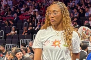 声援男友！阿贾·威尔逊穿趣味T恤：张伯伦、阿德巴约、科比 配图