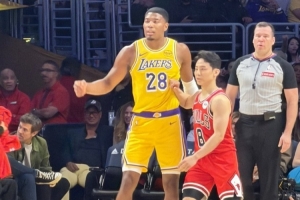 柠檬酸了!八村塁与河村勇辉对位 两名日本球员实现同台 配图