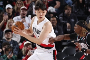 杨瀚森：NBA的联防像一朵花一样不停缩放 第一次见到这么快的转换 配图