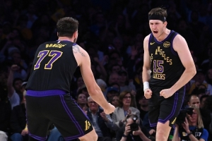 和里夫斯的关系？东契奇调侃：有时候很美妙 有时候则不是 配图