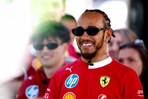 汉密尔顿：我在九寨沟度过了非常棒的时光，下次想去张掖七彩丹霞 配图