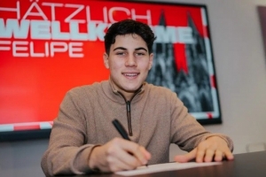 记者：科隆计划买断18岁中场查维斯，拜仁未来两年拥有回购权 配图