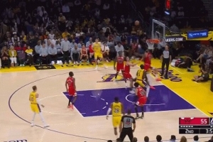 二人转！东契奇突破再送抛传 艾顿起飞灵犀一点送入篮筐 配图