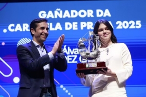 皇马边卫卡雷拉斯获得银卡拉贝尔奖，姐姐保拉代他出席领奖 配图