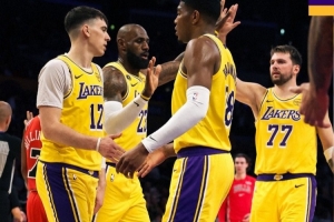 自媒体:詹姆斯太能毁掉湖人的进攻了 只得到赛季第二高的142分 配图