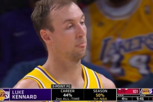 开张！肯纳德三分命中个人本场首球 前5投0中 配图