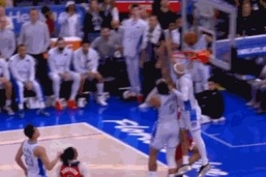 值得尊敬！萨格斯奋力追防失衡重摔倒地好在无碍 此前已险些伤退 配图