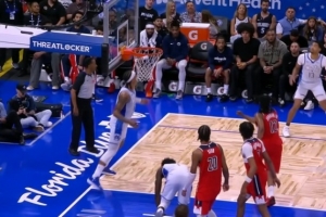 魔术接连伤病！艾萨克空接落地受伤倒地不起 已返回更衣室 配图