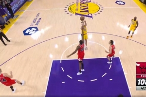 挺身而出！里夫斯里突外投连得5分打停公牛 比出Too Small 配图