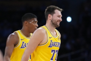 仙人指路！东契奇过大海甩传底角 八村塁三分冷箭命中公牛心脏 配图