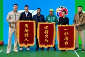 杨鸣晒与阿隆索、潘晓婷、刘炜的合照:看看F1到底咋回事 配图