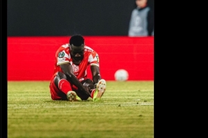 早日康复！官方：美因茨前锋西拉斯左胫骨和腓骨骨折 配图