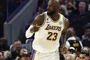 做出牺牲！本赛季当詹姆斯出手数不在湖人前二时 球队8胜3负 配图