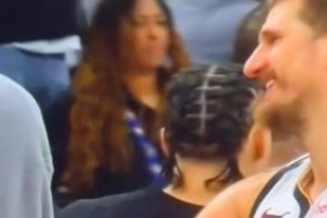 输球生气呢！约基奇满脸微笑和休战的文班打招呼 后者根本不想理 配图