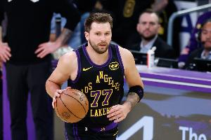 东契奇:我不会说布泽利斯对我说了什么 若我那样说 肯定会吃T 配图