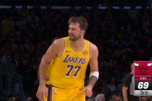 百步穿杨！詹姆斯再送助攻 东契奇加长三分率队领先18分轰停公牛 配图