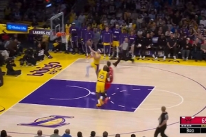 乘胜追击！詹姆斯切球策动反击 助攻里夫斯上篮打中 配图