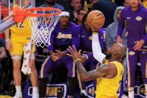 艾顿:优秀球员适配任何体系 这就是詹姆斯所做的 他完美融入球队 配图